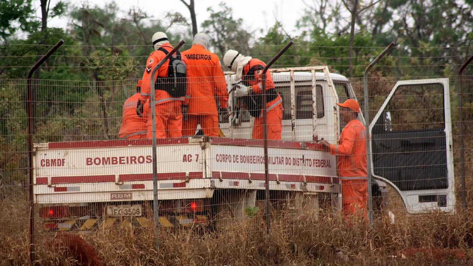 Corpo de Bombeiros inicia buscas após embarcação virar no Rio Negro