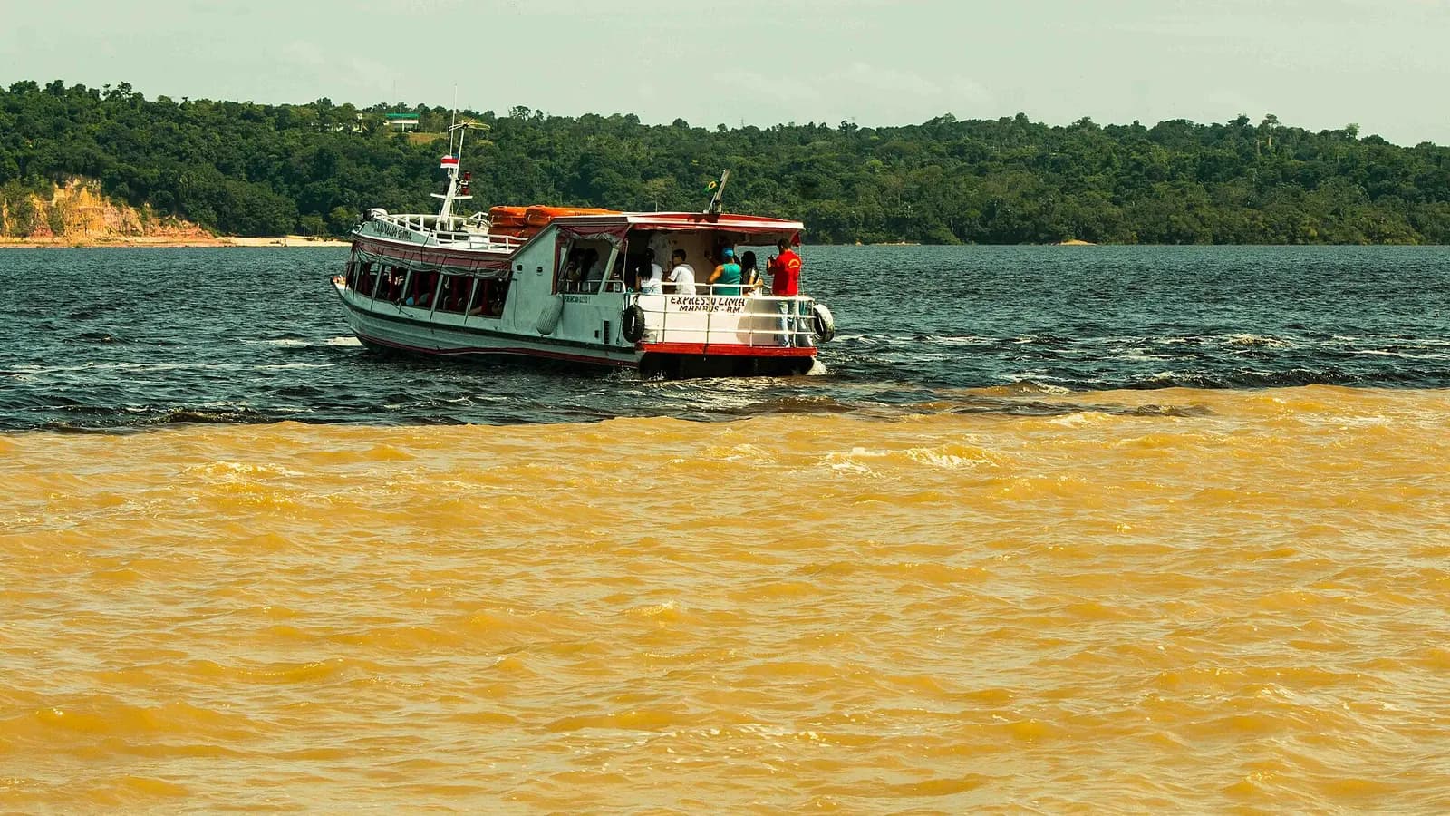 Encontro das Águas volta a atrair turistas com novos roteiros de barco